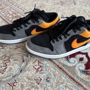 Nike Men's Black and Gray Sneakers
Jordan 1 Low Se
Size: 8.5